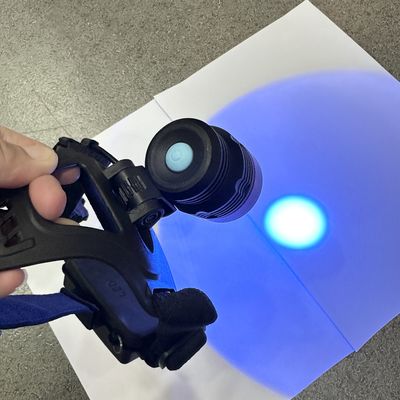 DG-3101S 90 μοίρες ρύθμιση προς τα πάνω και προς τα κάτω UV τύπου κράνος Μαύρος λαμπτήρας με 30 μέση διάρκεια ζωής LED 50mm ακτινοβολούμενη περιοχή